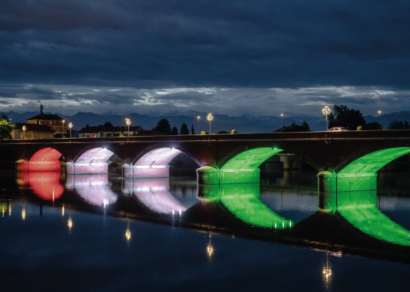 Antico ponte romano di San Mauro Torinese con illuminazione tricolore
