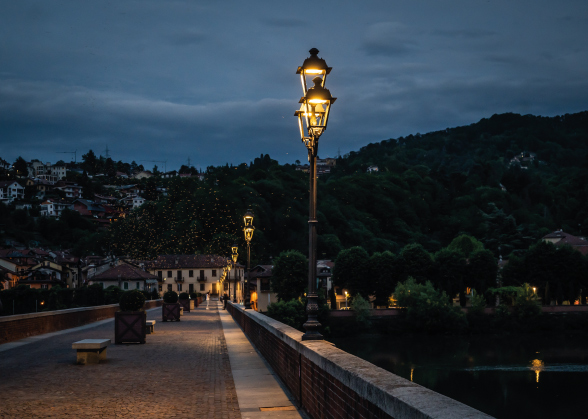 Antico ponte romano di San Mauro Torinese illuminato