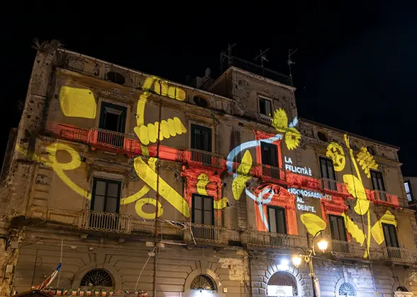 Proiezione luminosa artistica sulla facciata di un edificio a Gragnano