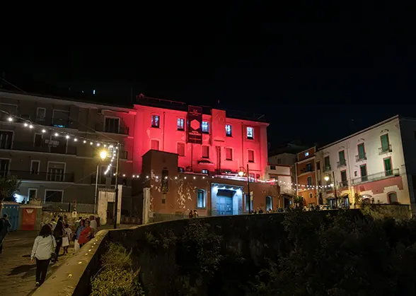 Proiezione luminosa artistica sulla facciata di un edificio a Gragnano