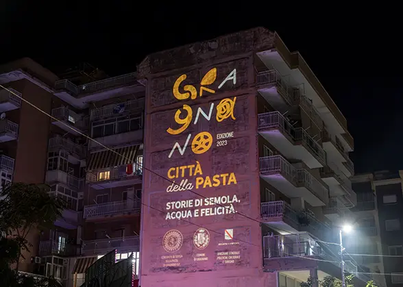 Proiezione luminosa artistica sulla facciata di un edificio a Gragnano