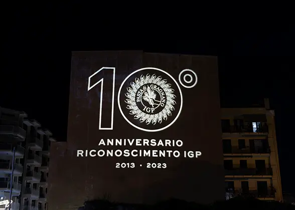 Proiezione luminosa artistica sulla facciata di un edificio a Gragnano