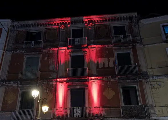 Proiezione luminosa artistica sulla facciata di un edificio a Gragnano