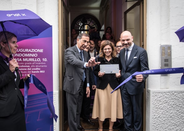 Il taglio del nastro inaugurale con Sala e Torelli