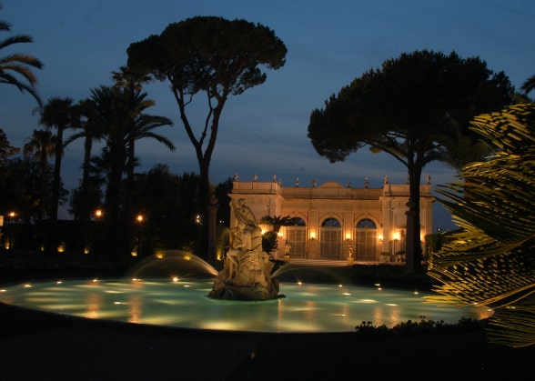 Fontana con palazzo sullo sfondo