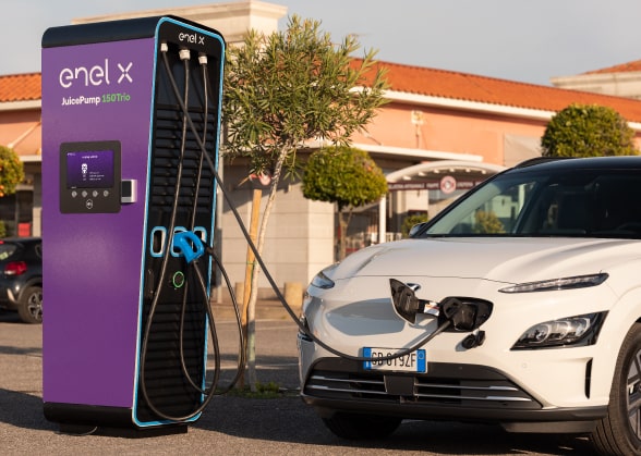 Auto collegata ad una JuicePump Enel X per la ricarica