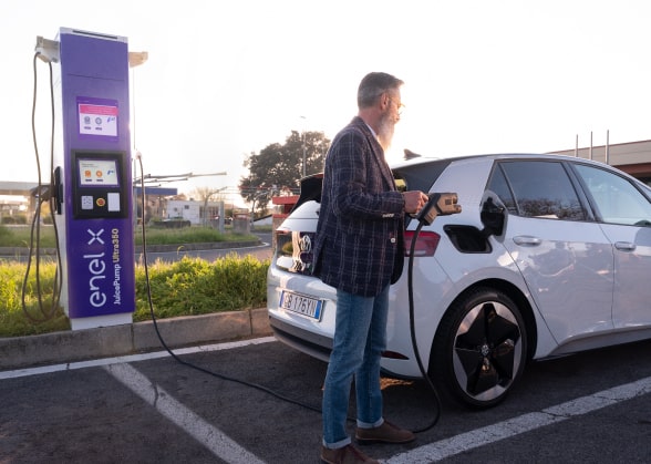 Auto collegata ad una presa di ricarica