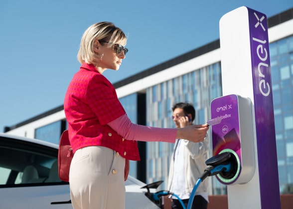 Donna che ricarica l'auto con la JuiceBox