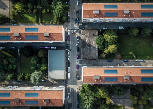 Vista dall'alto di tetti di case con pannelli fotovoltaici