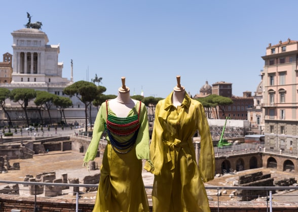 Abiti esposti con l'Altare della Patria sullo sfondo