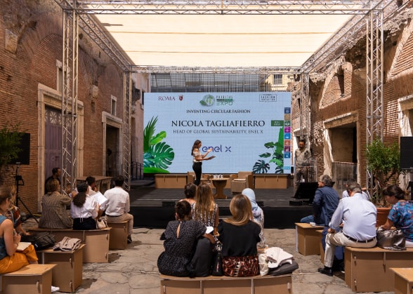 Presentazione dell'evento di fronte una folta platea