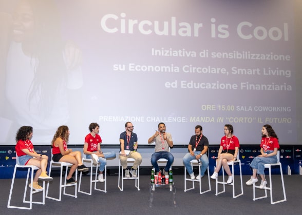 gruppo di persone sedute sul palco