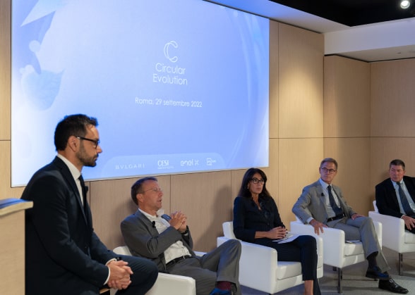 persone alla conferenza stampa che parlano