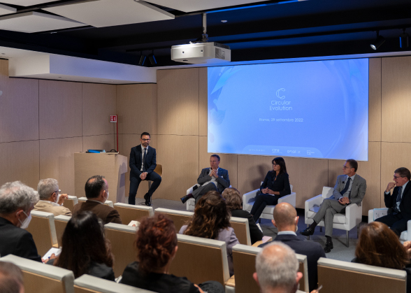 persone alla conferenza stampa che parlano