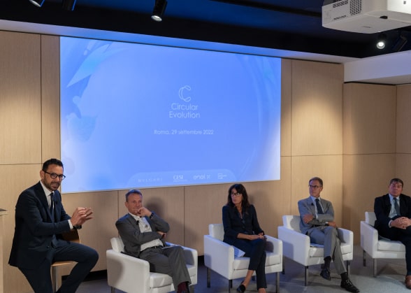 persone alla conferenza stampa che parlano