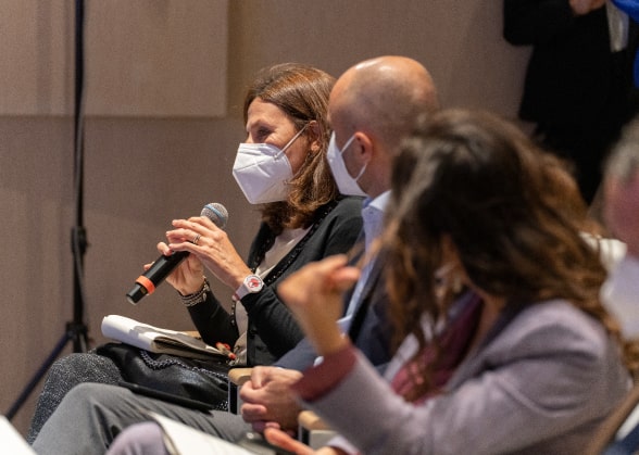 persone alla conferenza stampa che parlano