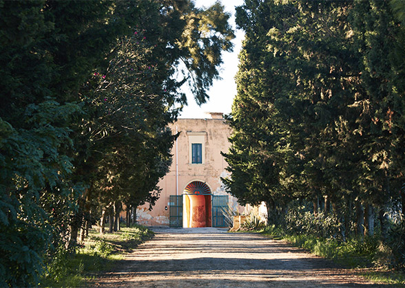 Ingresso con strada alberata