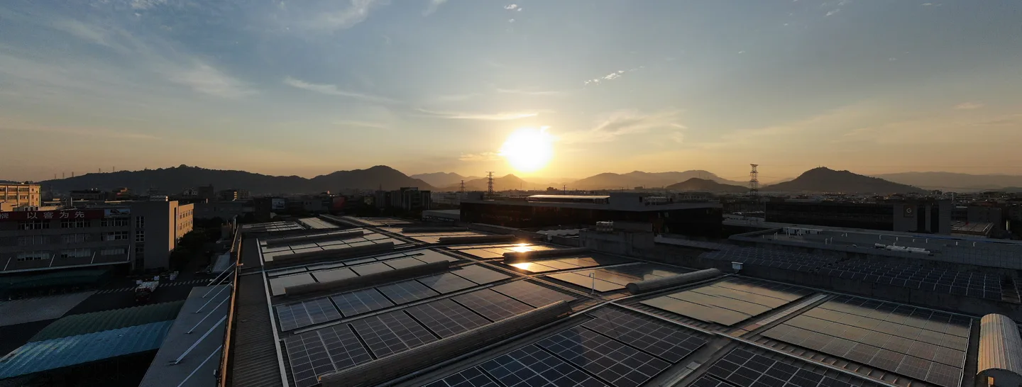 Pannelli solari installati sul tetto di un'attività commerciale