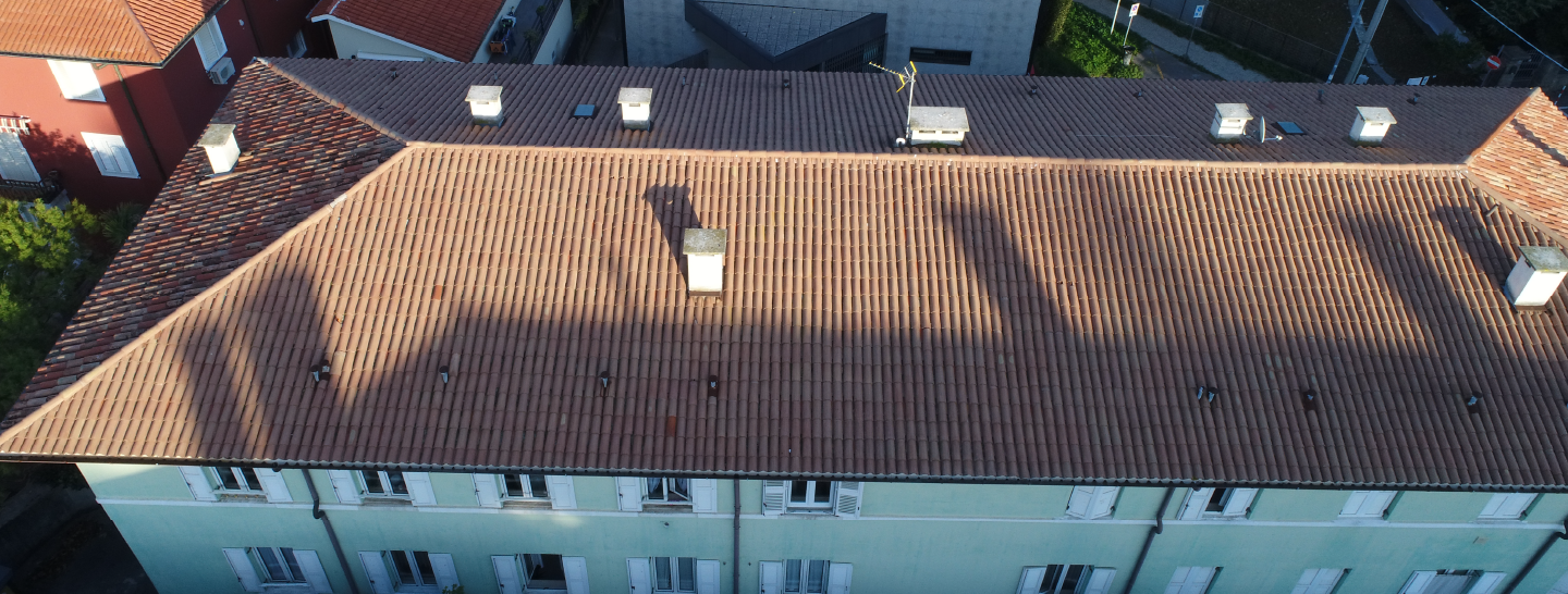 Pannelli solari installati sul tetto di un'attività commerciale