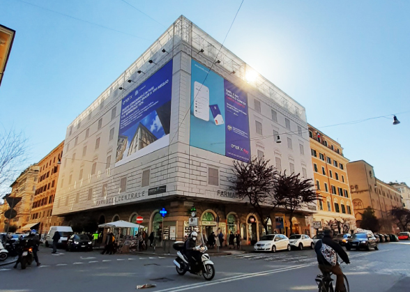 Installazione pubblicitaria su edificio cittadino