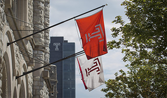 テンプル大学の旗