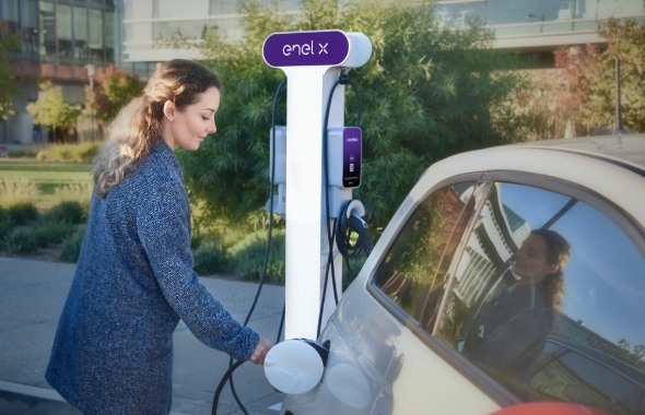 woman charging electric car with Enel X JuicePedestal