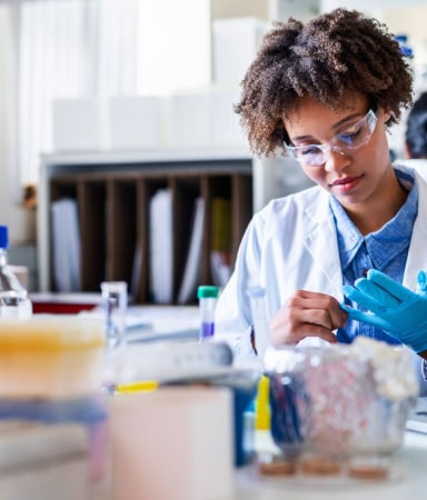  scientist is laboratory